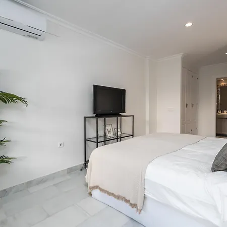 Apartment Senorio De Aloha 2 Bedroom Within Walking Distance To Puerto Banus *